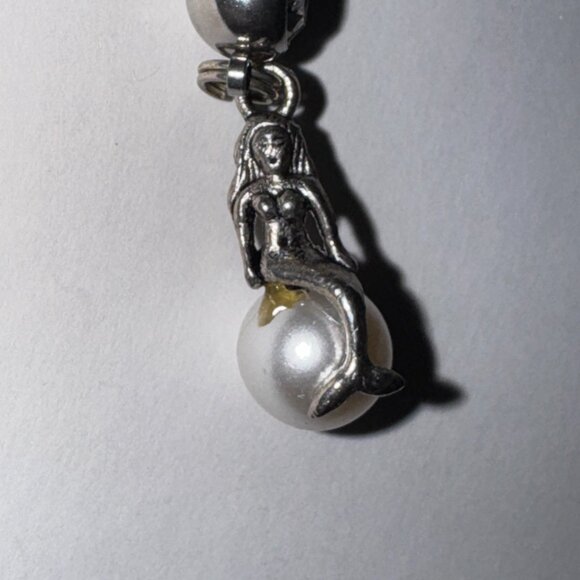 Mermaid on White Pearl Dangle Belly Ring - Picture 6 of 12